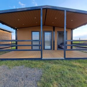 BUNGALOW AMENAGE AVEC TERRASSE / CHALET DE JARDIN
