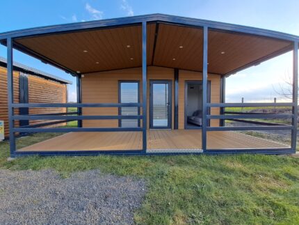 BUNGALOW AMENAGE AVEC TERRASSE / CHALET DE JARDIN